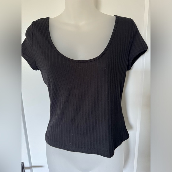 2/$15 NWT H&M Crop Top Ribbed Scoop Neck Baby Tee, Black, Size M - Picture 2 of 5